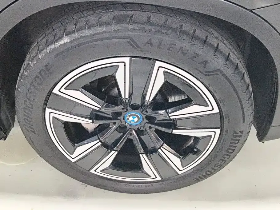 BMW iX3 — фото 10