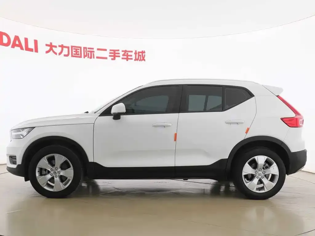 Volvo XC40 — фото 10