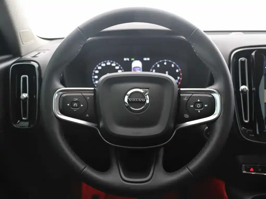 Volvo XC40 — фото 8
