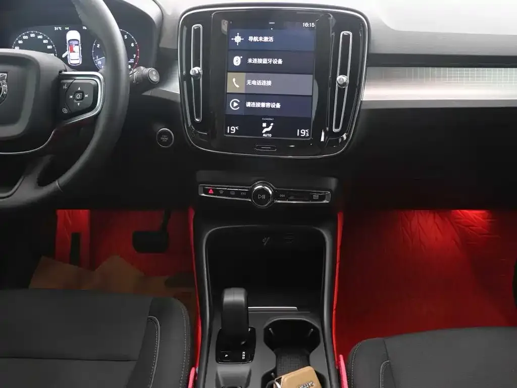 Volvo XC40 — фото 9