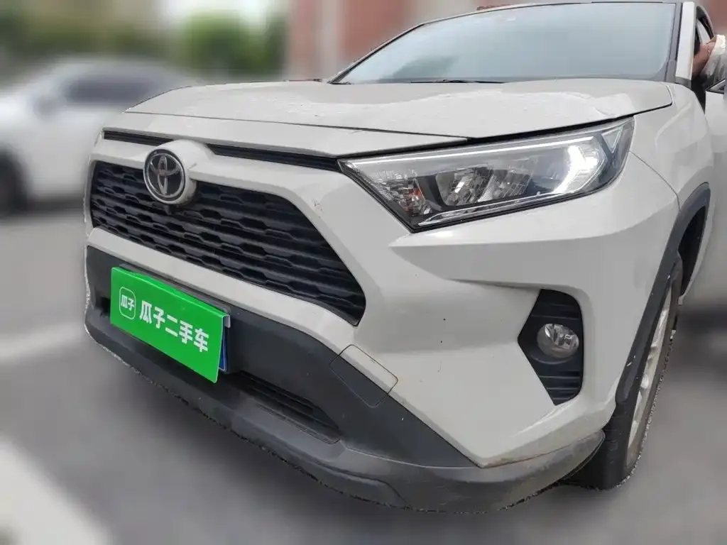 Toyota RAV4 — фото 1