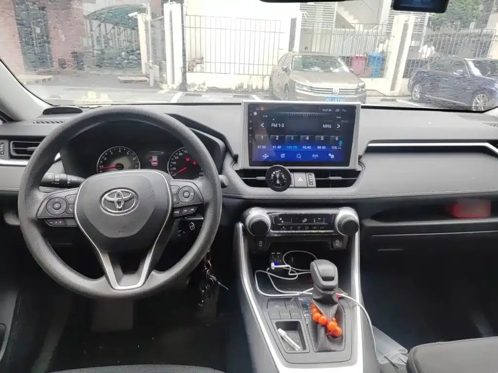 Toyota RAV4 — фото 9