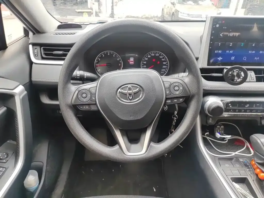 Toyota RAV4 — фото 4