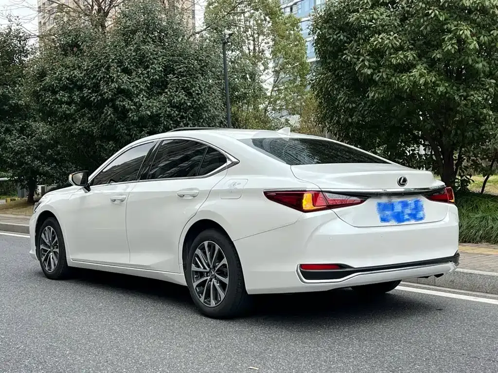 Lexus ES — фото 8