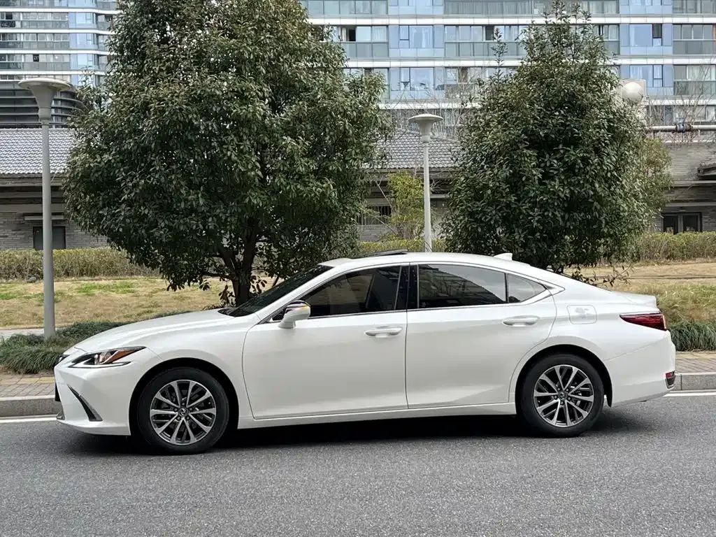 Lexus ES — фото 10