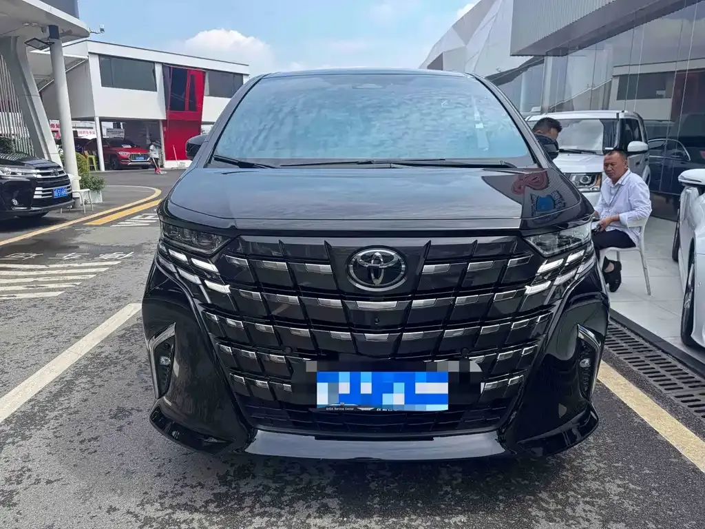 Toyota Alphard — фото 1
