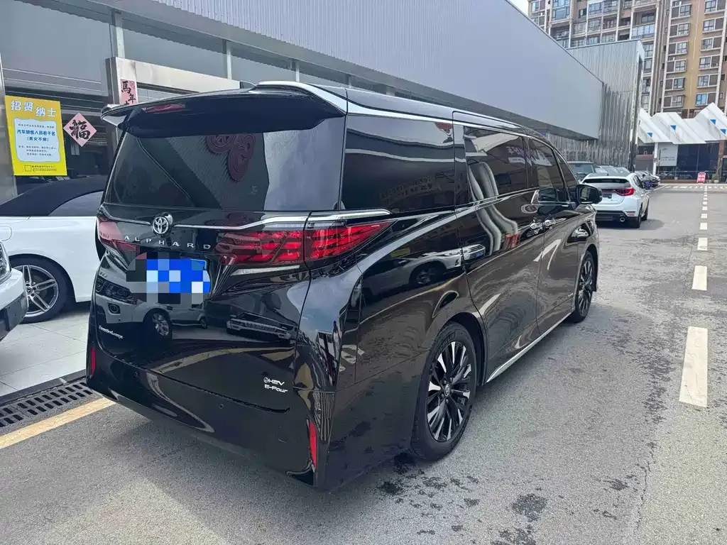 Toyota Alphard — фото 2