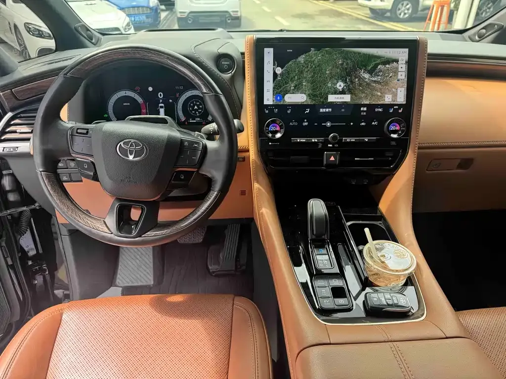 Toyota Alphard — фото 7