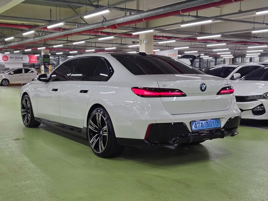 BMW i7 — фото 9