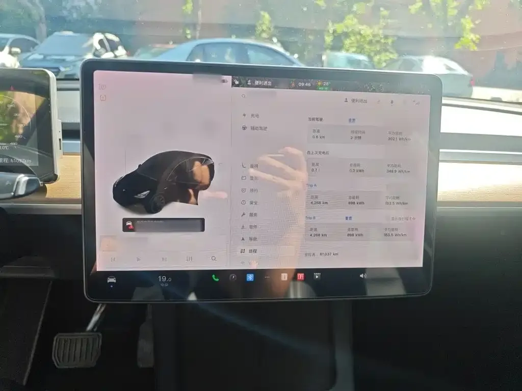 Tesla Model Y — фото 10