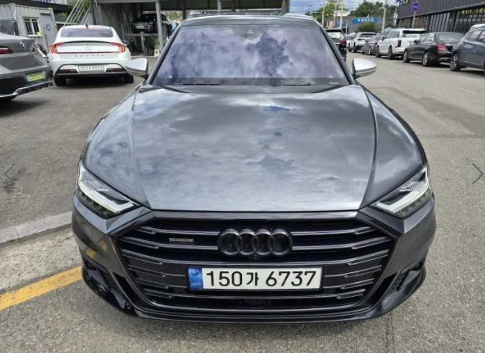 Audi A8 — фото 1