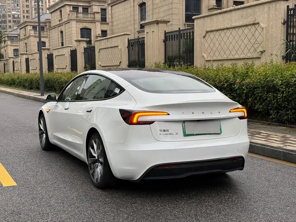 Tesla Model 3 — фото 4
