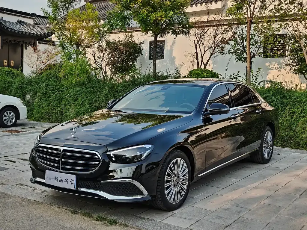 Mercedes-Benz E-Class — фото 1