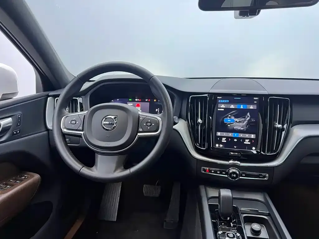 Volvo XC60 — фото 8