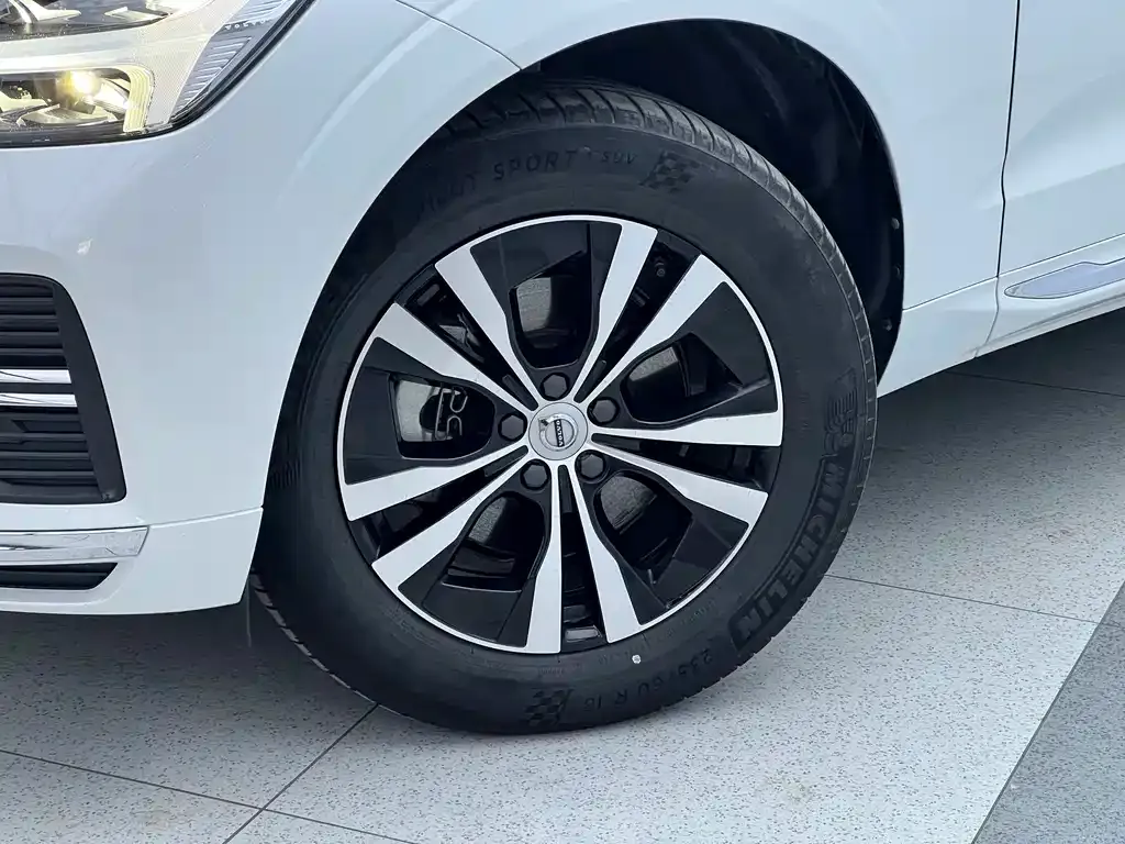 Volvo XC60 — фото 10