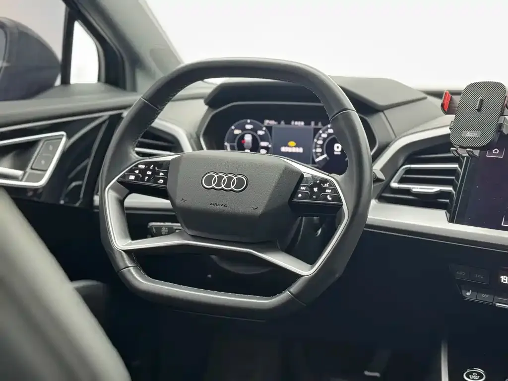 Audi Q4 e-tron — фото 10