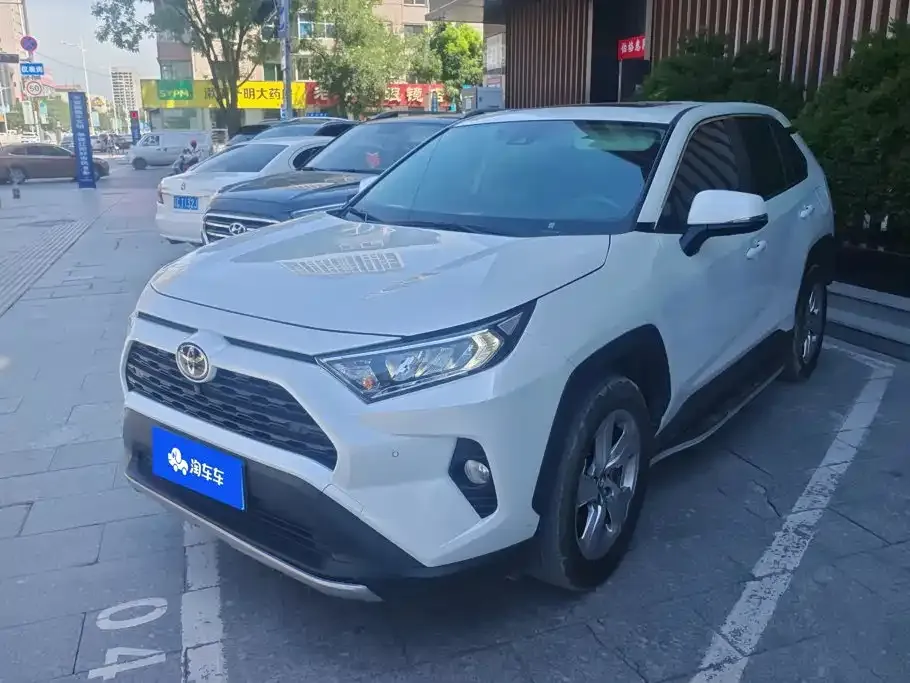 Toyota RAV4 — фото 1