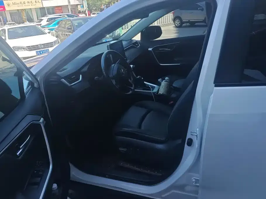 Toyota RAV4 — фото 2