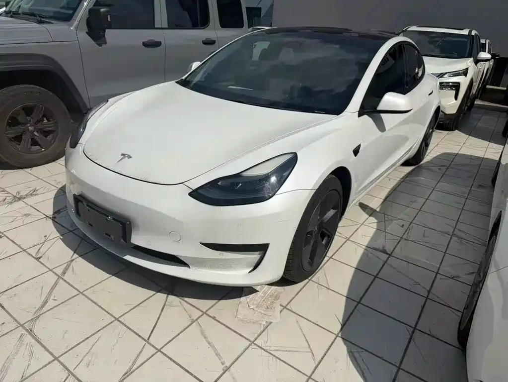 Tesla Model 3 — фото 1
