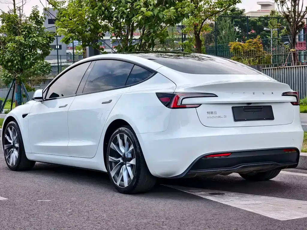 Tesla Model 3 — фото 9