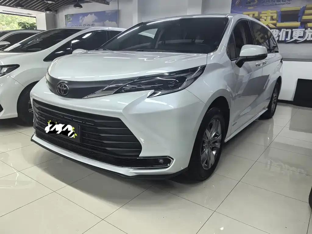 Toyota Sienna — фото 1