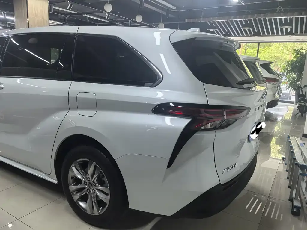 Toyota Sienna — фото 10