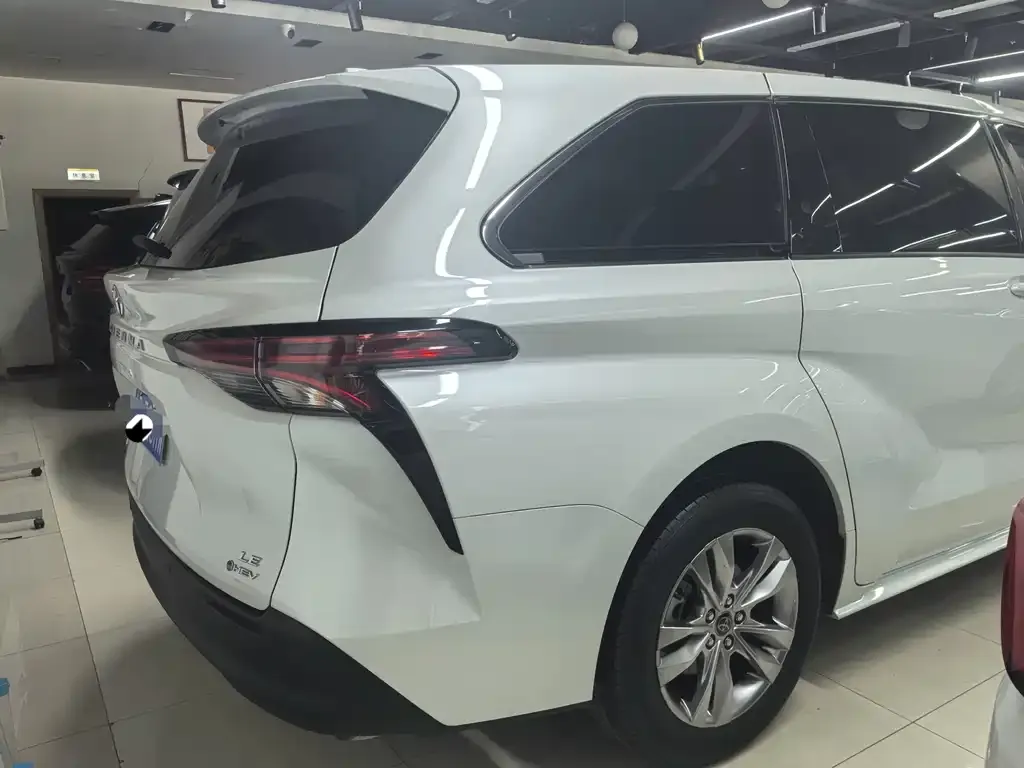 Toyota Sienna — фото 9