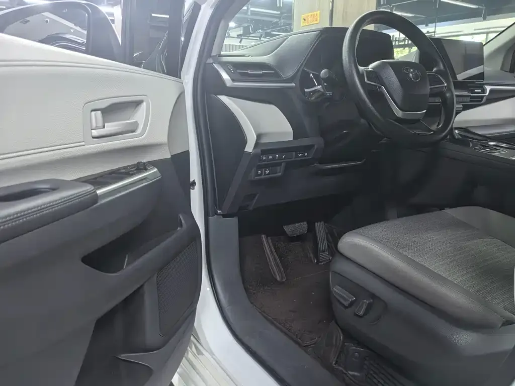 Toyota Sienna — фото 4