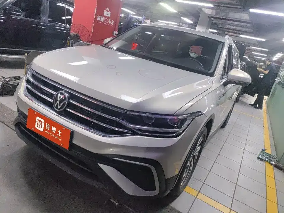 Volkswagen Tiguan L — фото 1