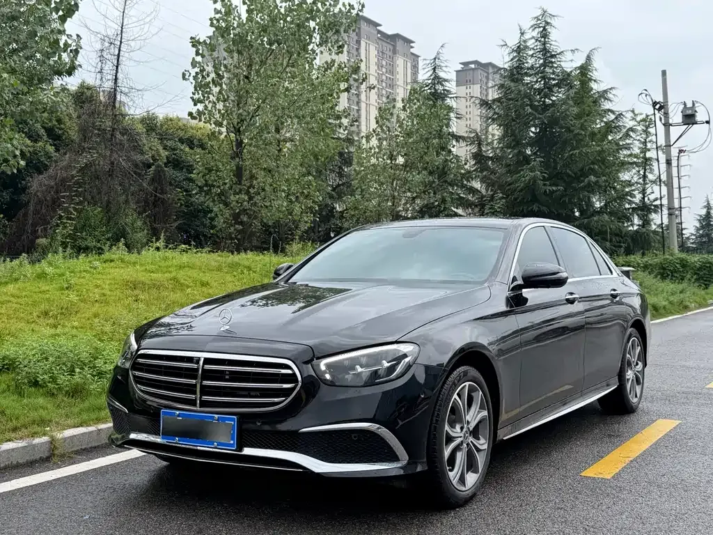 Mercedes-Benz E-Class — фото 1