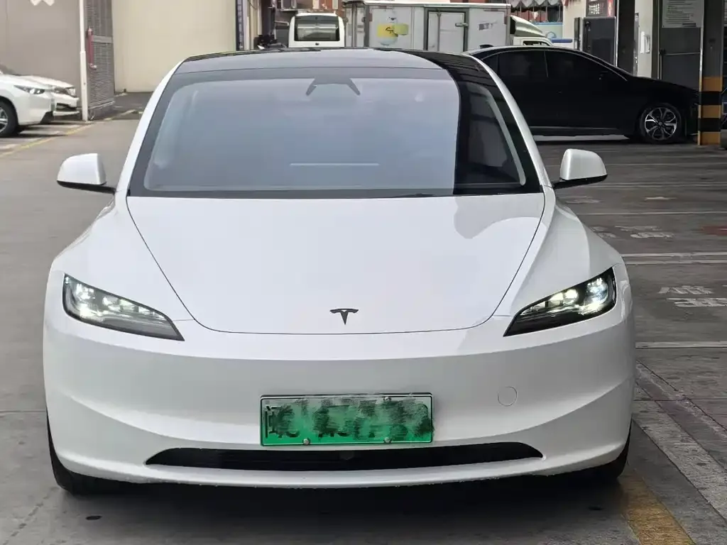 Tesla Model 3 — фото 1
