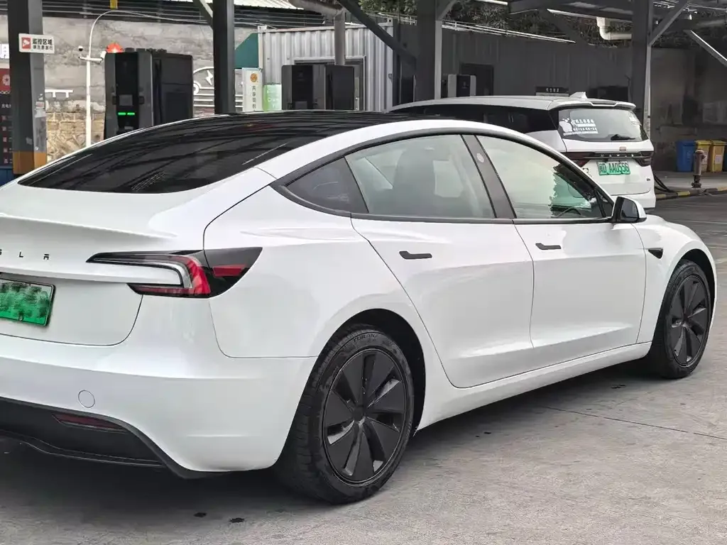 Tesla Model 3 — фото 9