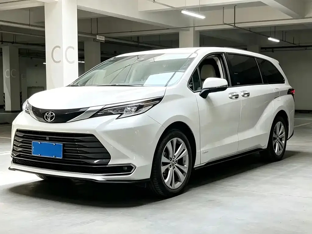 Toyota Sienna — фото 1