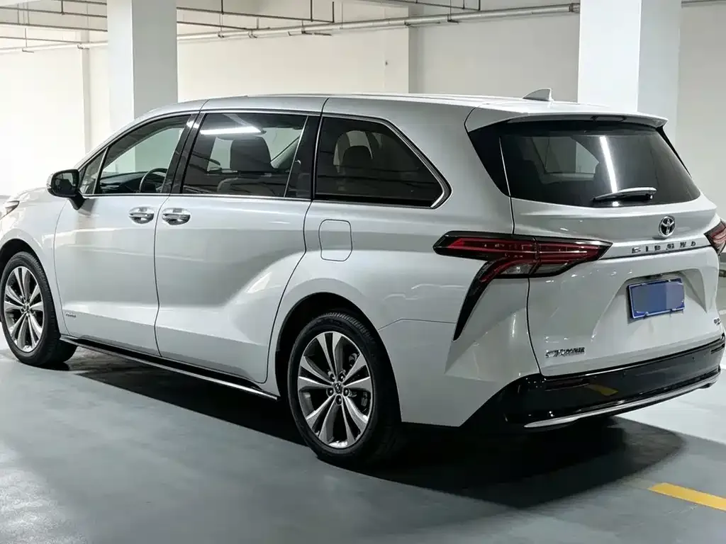 Toyota Sienna — фото 3