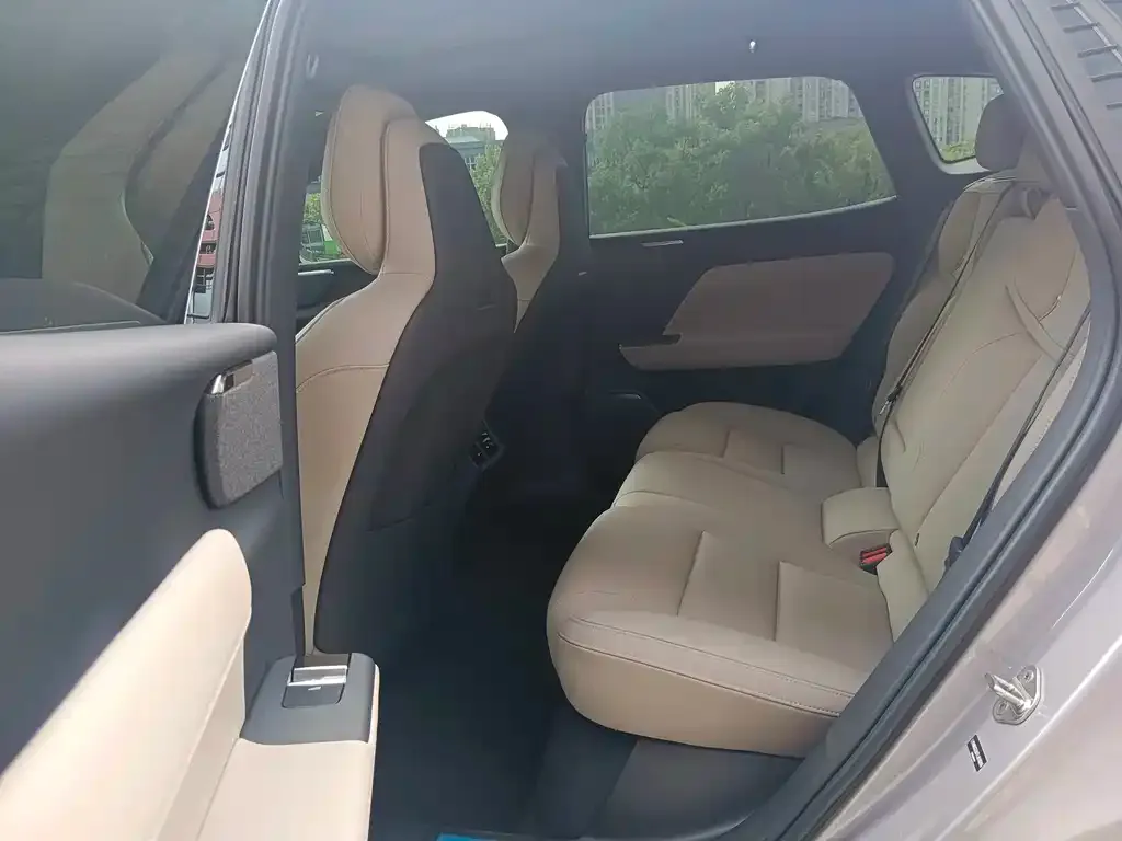 Volvo XC70 Plug-in Hybrid — фото 3