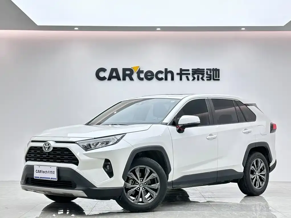 Toyota RAV4 — фото 1