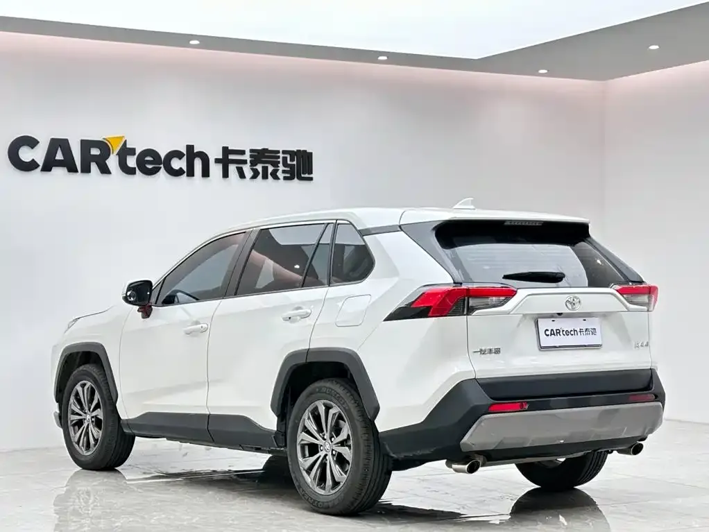 Toyota RAV4 — фото 5