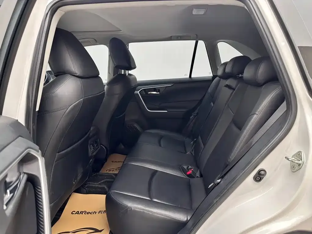 Toyota RAV4 — фото 10
