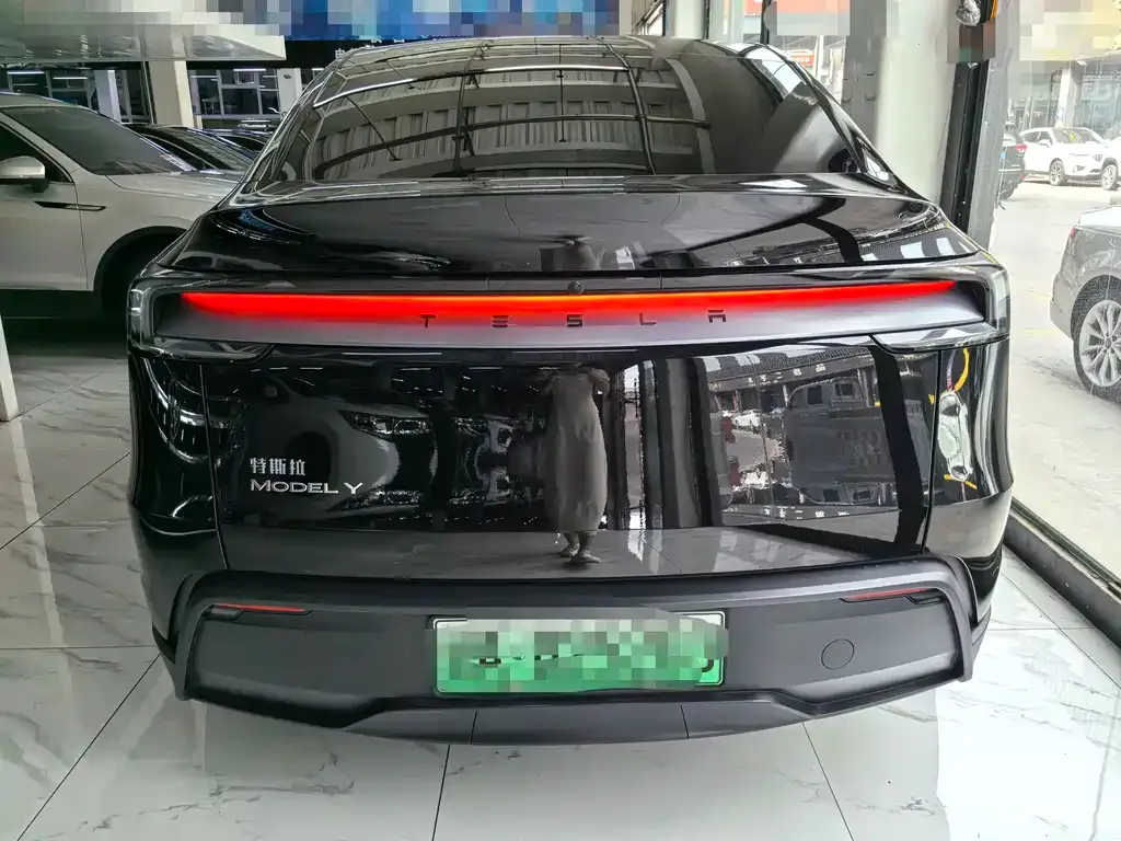 Tesla Model Y — фото 10