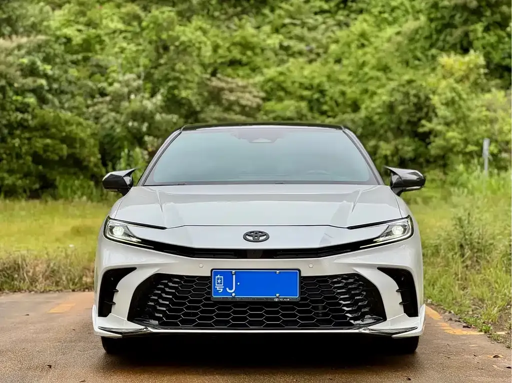Toyota Camry — фото 2