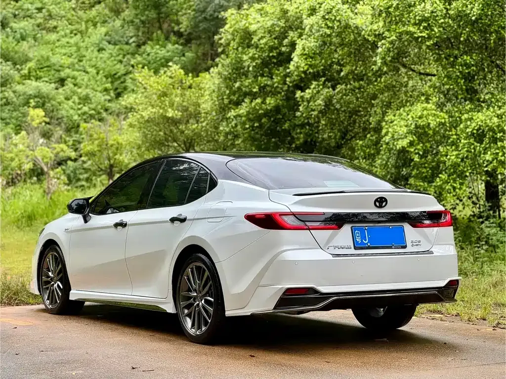 Toyota Camry — фото 9