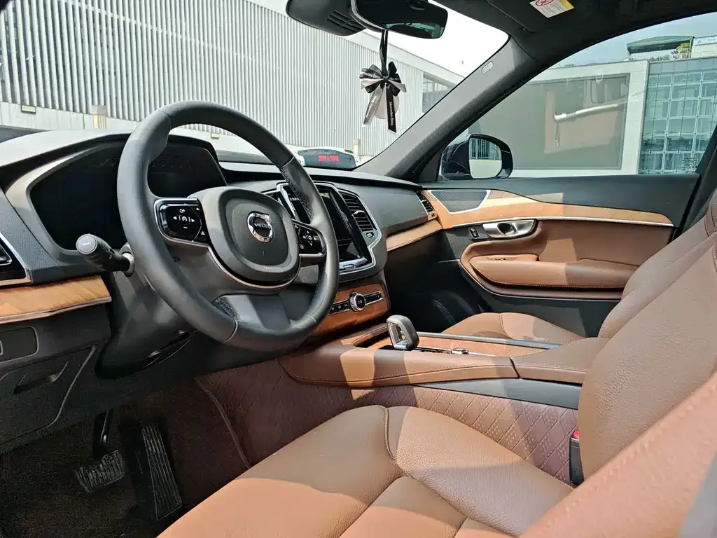 Volvo XC90 — фото 10