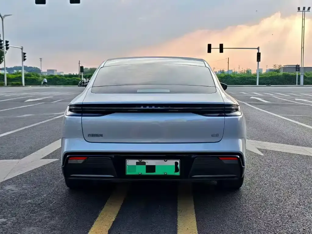 Geely Galaxy E8 — фото 5