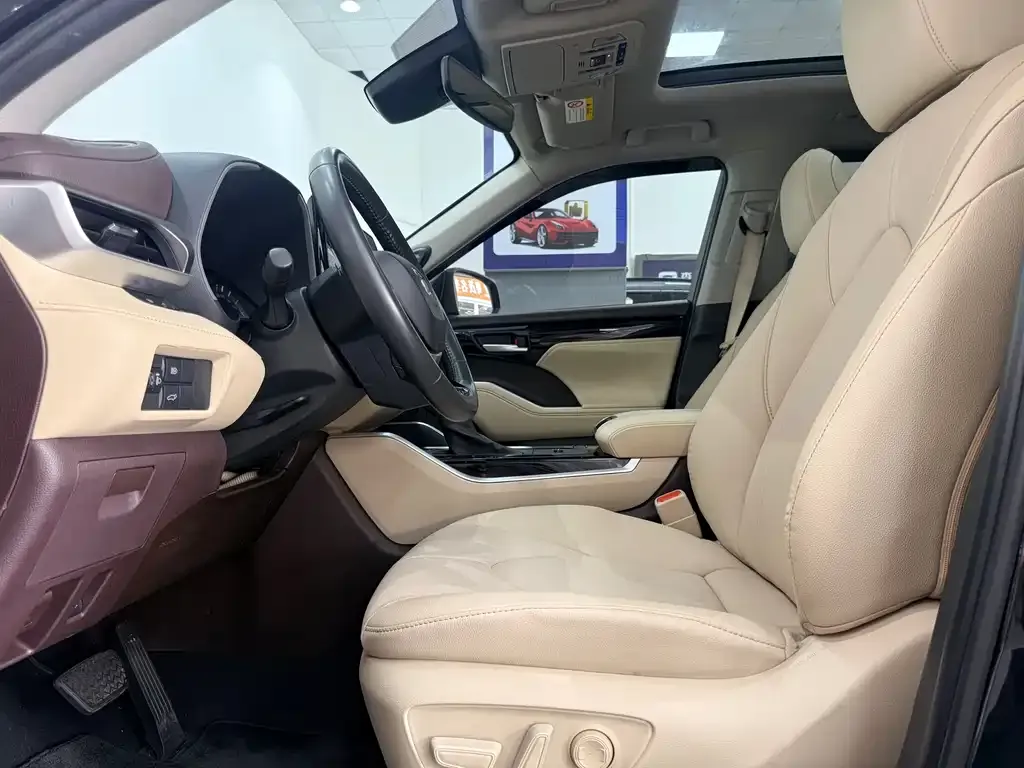 Toyota Highlander — фото 10