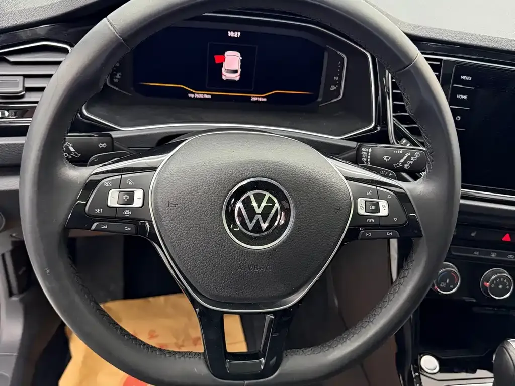 Volkswagen T-Roc — фото 9