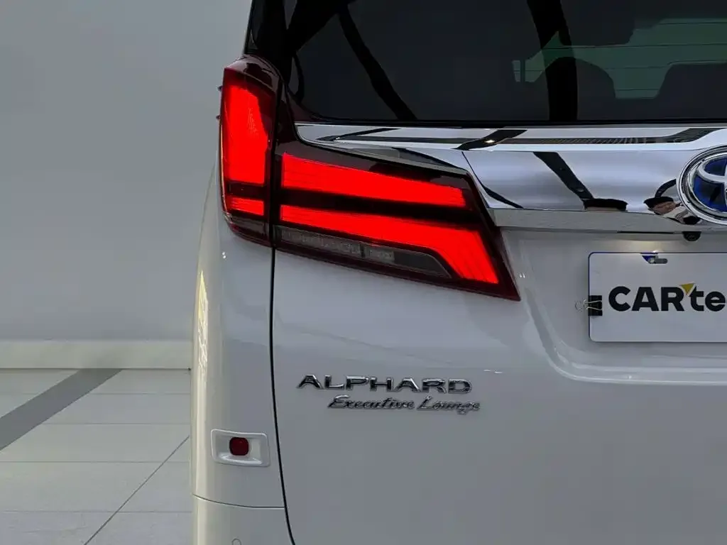 Toyota Alphard — фото 2