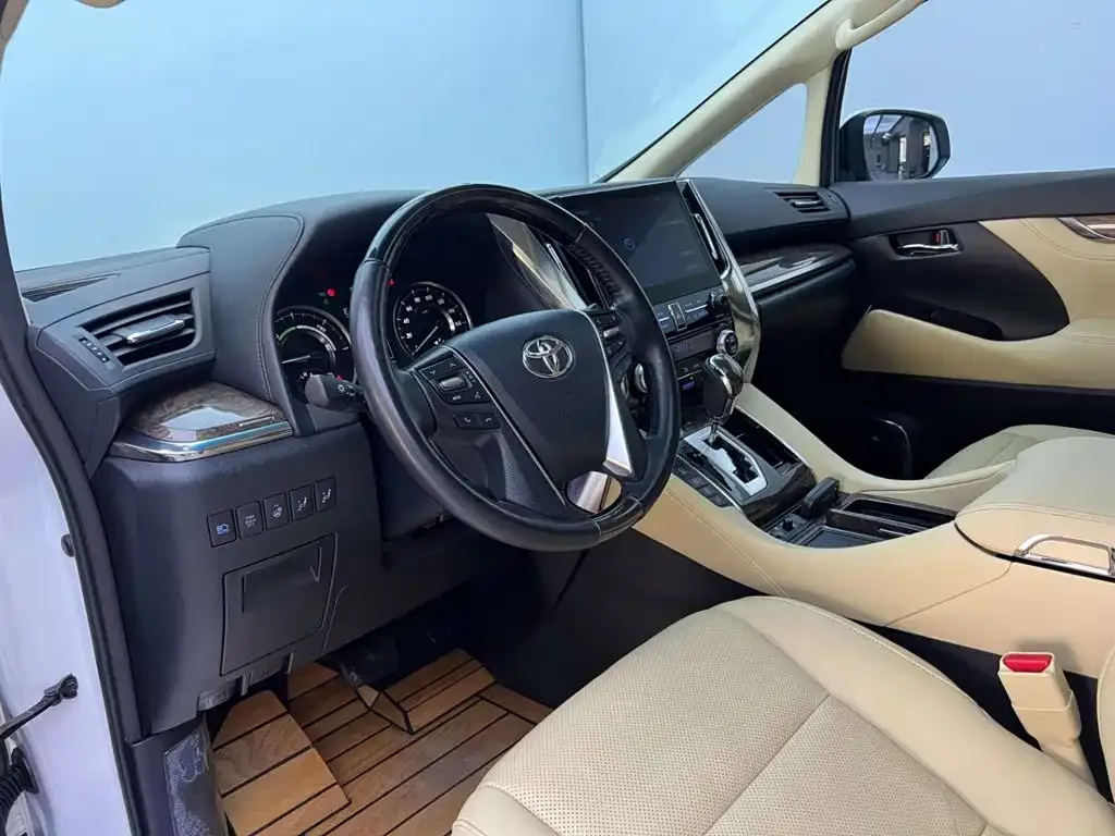 Toyota Alphard — фото 8