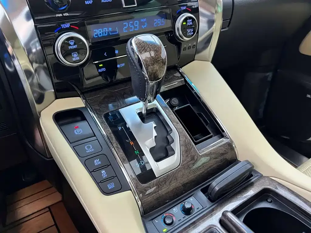 Toyota Alphard — фото 9