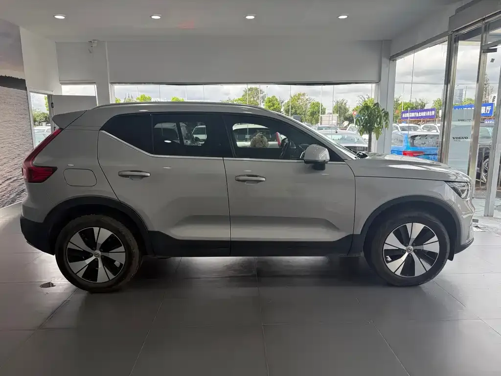 Volvo XC40 — фото 3