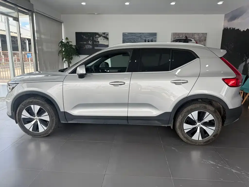 Volvo XC40 — фото 6